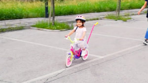 Bambina in bici